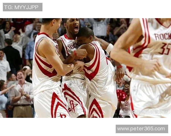 队友奋力飞扑姚明瞬间展现团队精神与篮球魅力的完美结合